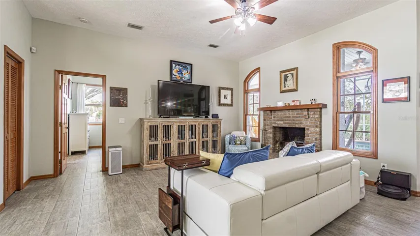 10' high Ceilings