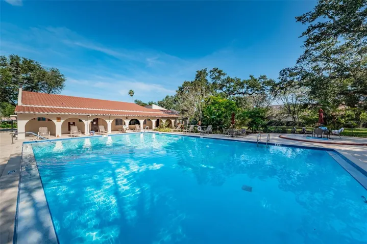 SPARKLING HEATED POOL
