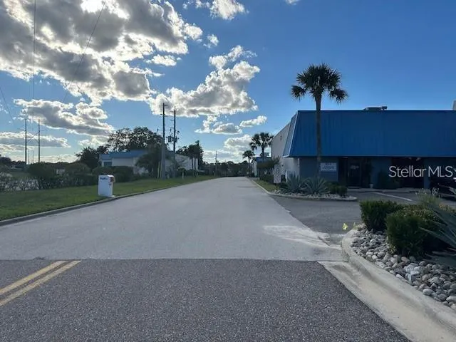 View of driveway to all the units, enough space for trucks and equipments to unload.