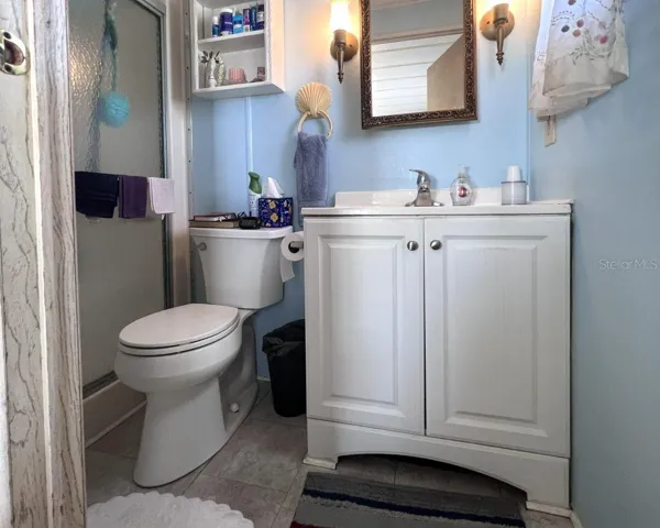 en suite bathroom with walk-in shower