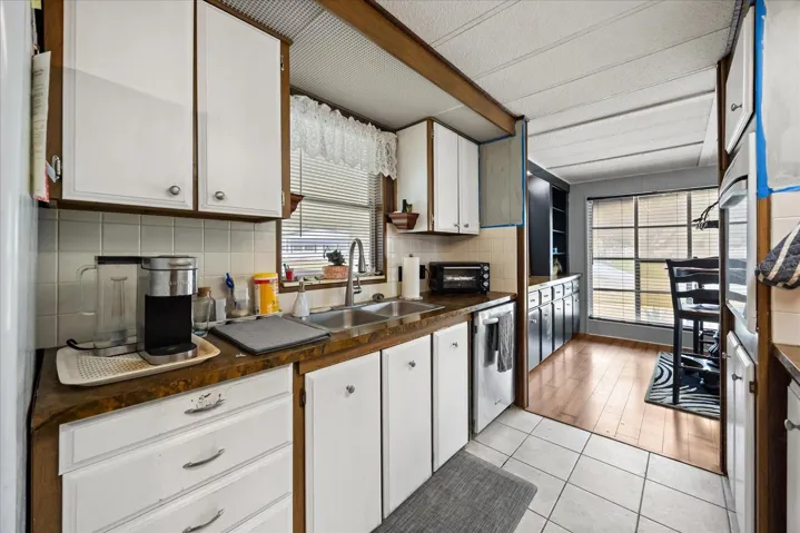 Lots of Kitchen Cabinets
