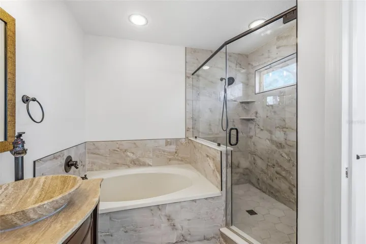 Main bedroom en-suite Bathroom
