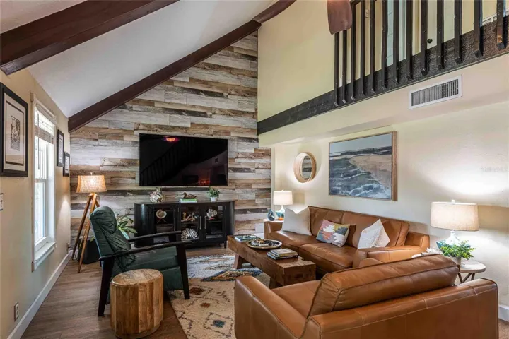Vaulted beams Living
