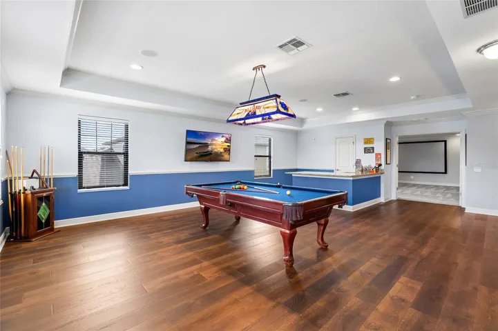 Large Loft upstairs with wetbar.