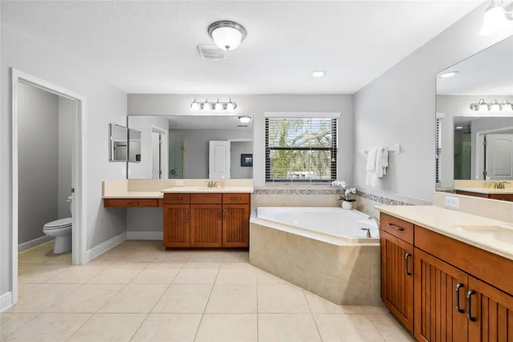 Large Primary En-Suite With Soaking Tub &amp; Standing Shower