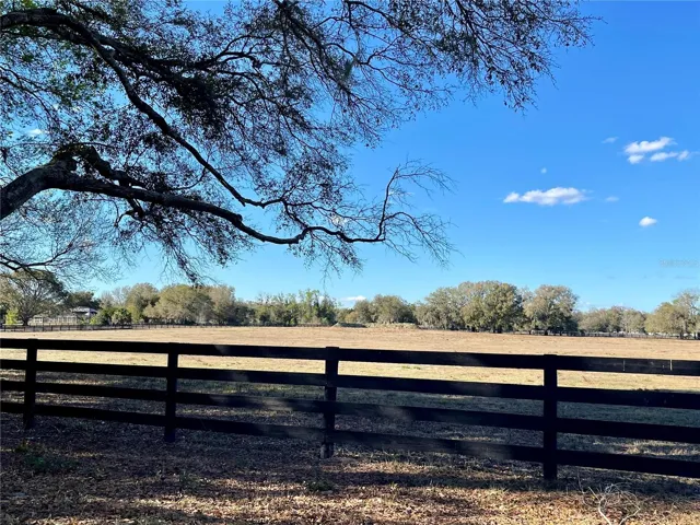 4-board perimeter fencing w/gate