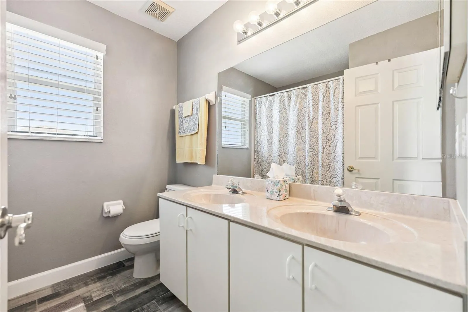 Upstairs Full Guest Bathroom with Tub/Shower Combo