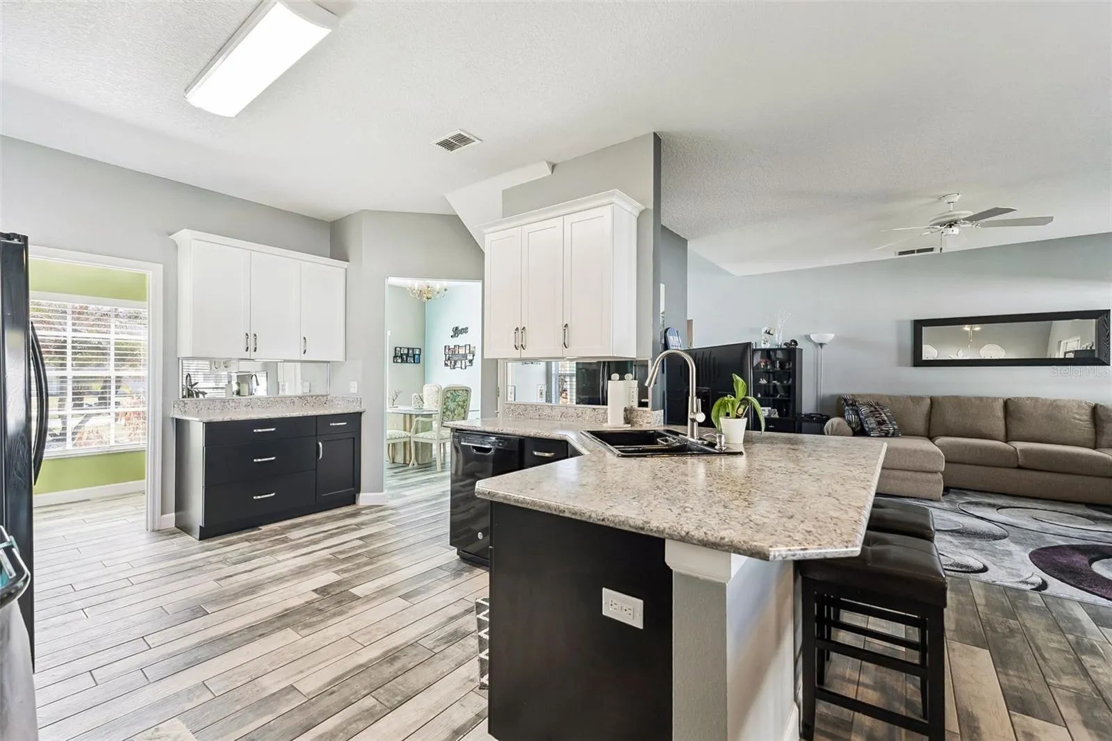 Chef's Kitchen with Peninsula for Barstools