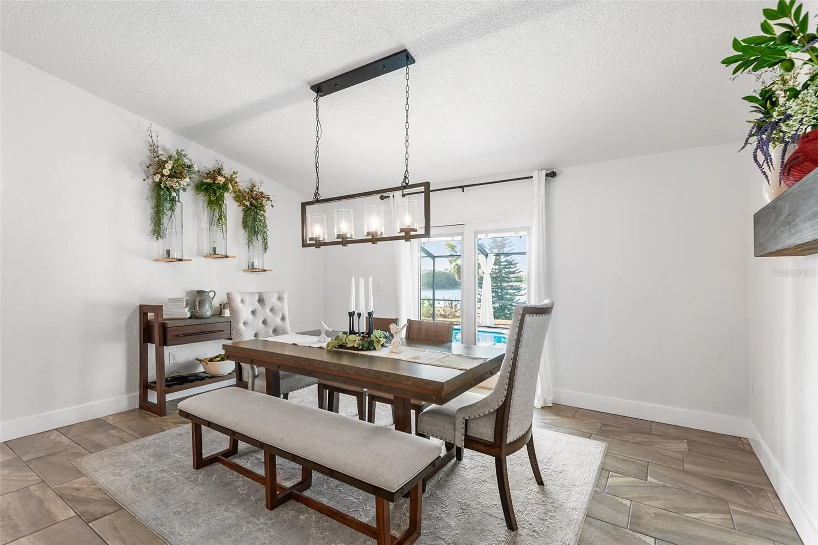 Kitchen dining area