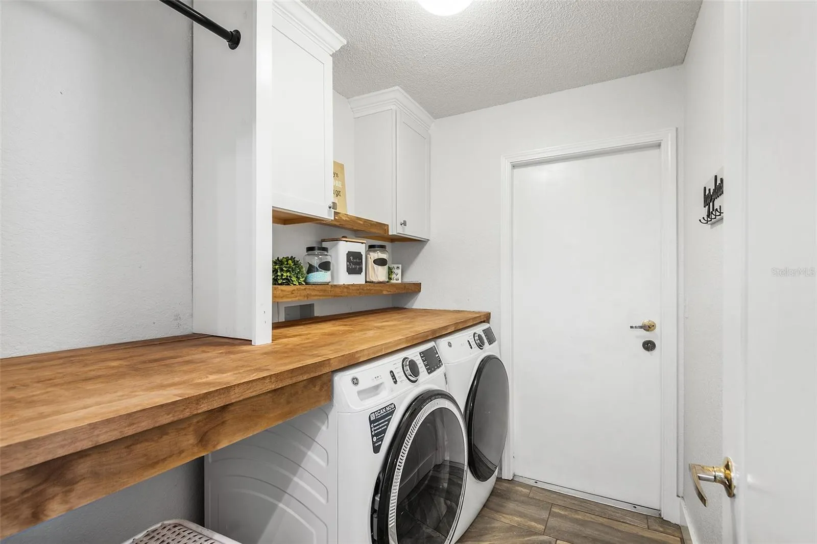 Washer/Dryer Area Inside