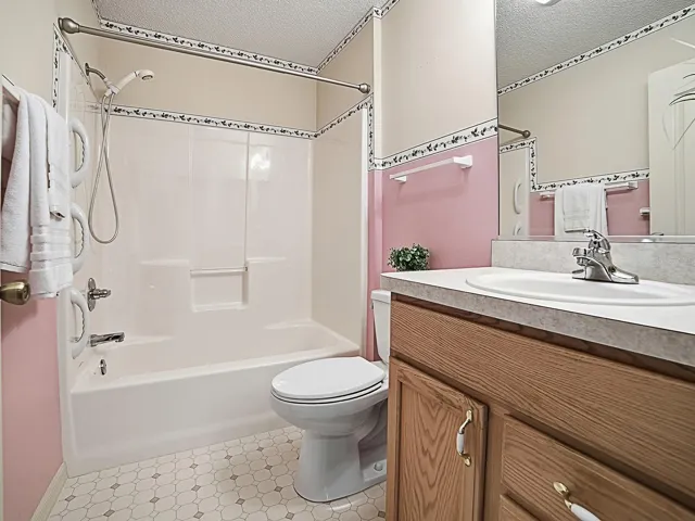 Guest bathroom with tub/shower combo