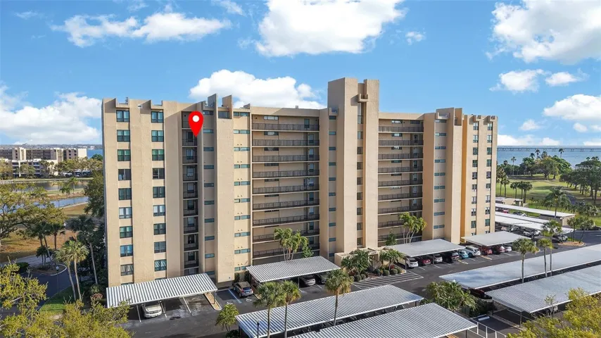 9th Floor with amazing veiws of Tampa Bay and the Cove Cay golf course!