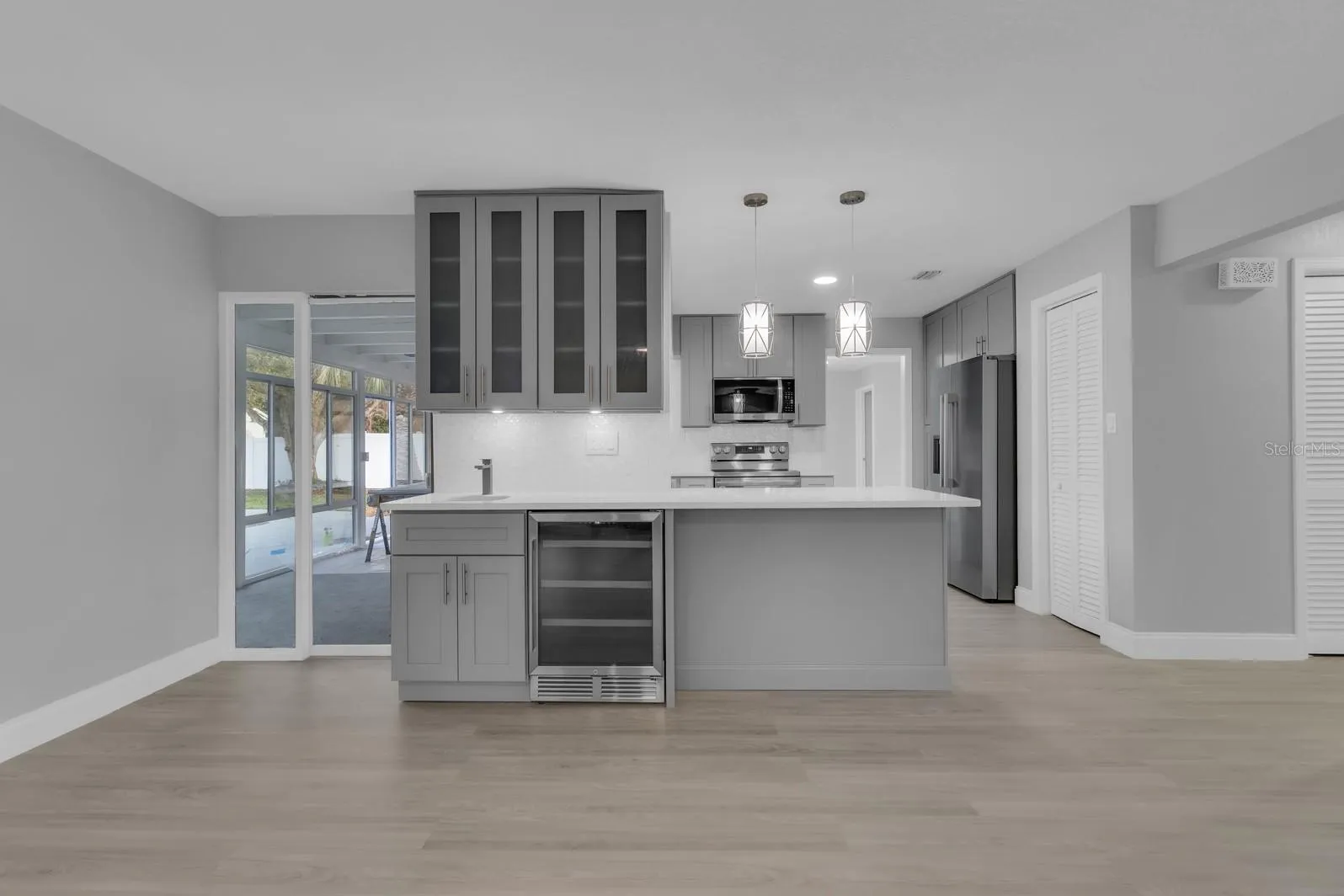 FAMILY-WET BAR-KITCHEN