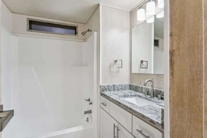 Bathroom 2 tub/shower combo