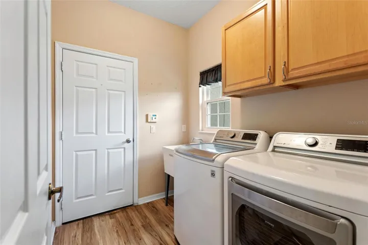 Corridor laundry room to garage
