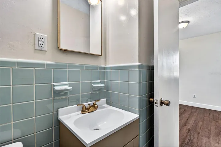 1/2 Bath