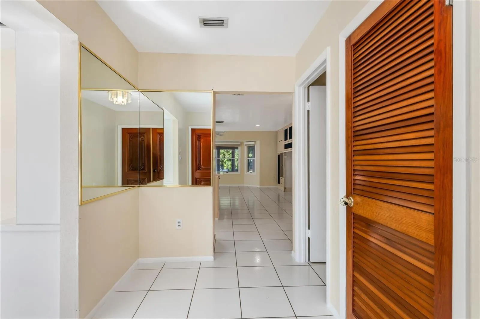 Entrance - Tile floor - Closet