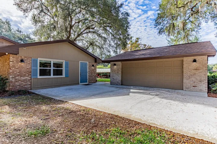 Detached garage and in-law suite entrance