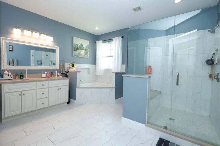 Ensuite Primary / MasterBathroom and Vanity Area