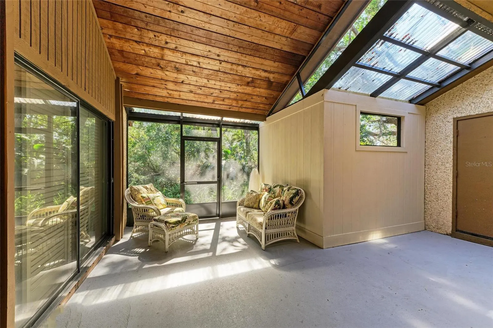 Expansive Lanai