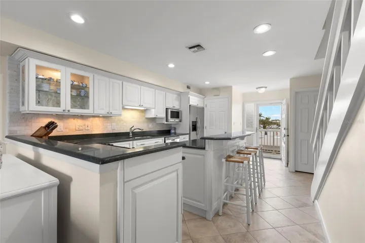 KITCHEN WITH BREAKFAST BAR