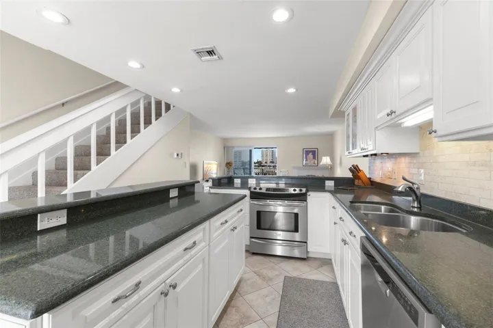 KITCHEN WITH BREAKFAST BAR