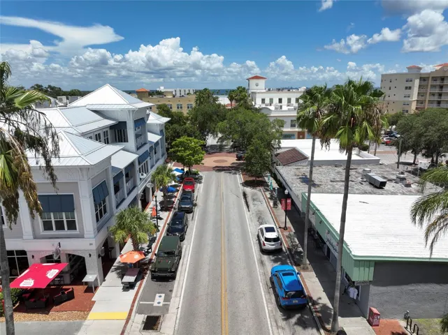 Downtown restaurants & shops