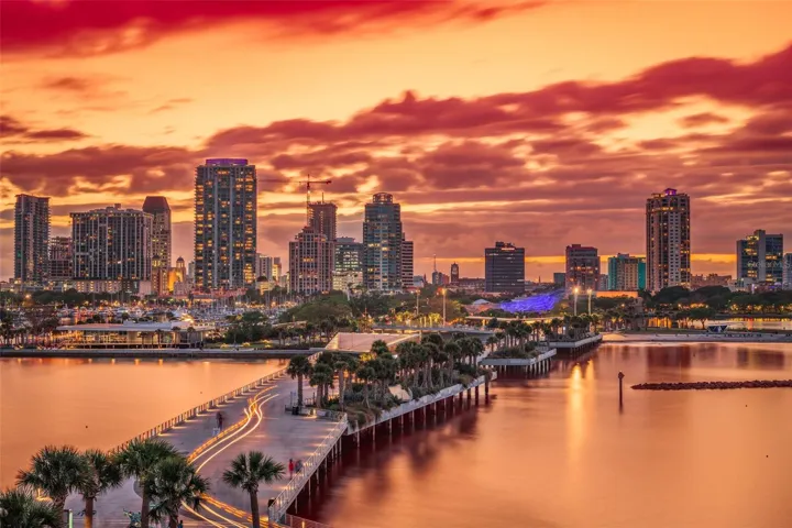 5 minutes to downtown St Petersburg