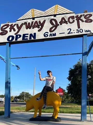 Minutes to World Famous Skyway Jacks