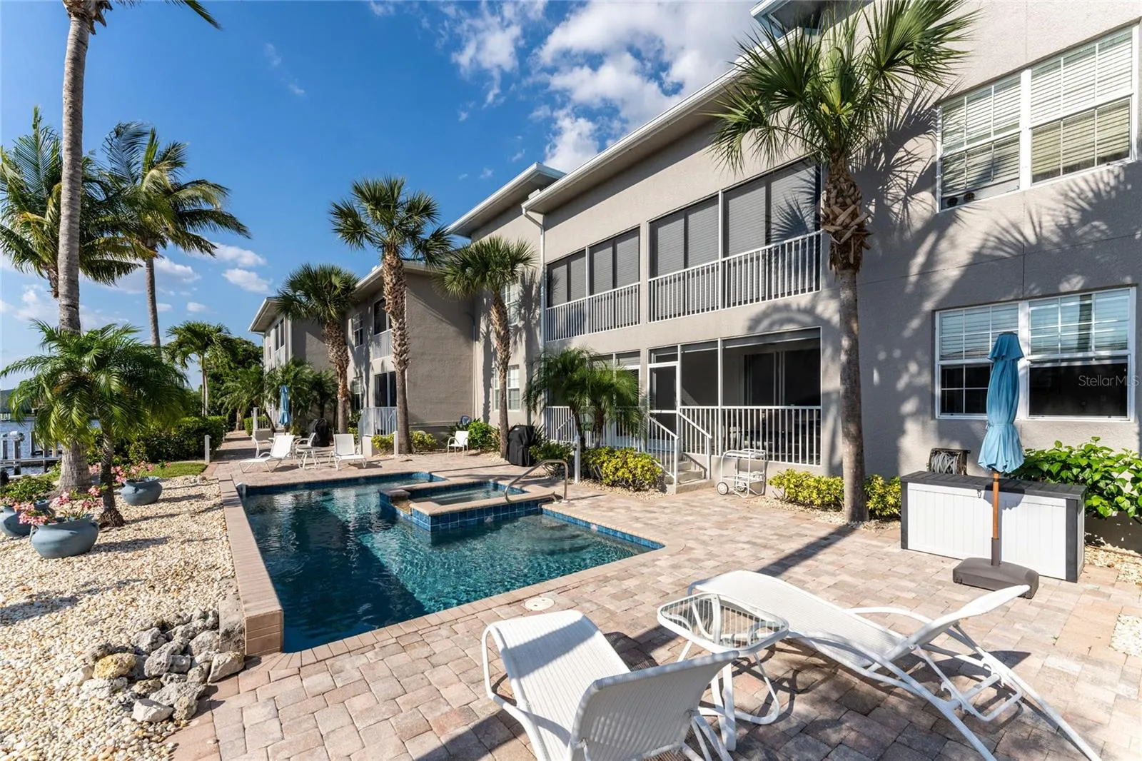 Expansive pool deck
