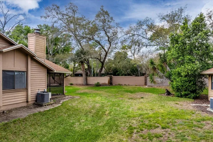 Desirable end unit side yard.