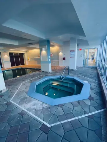 Large spa/hot tub