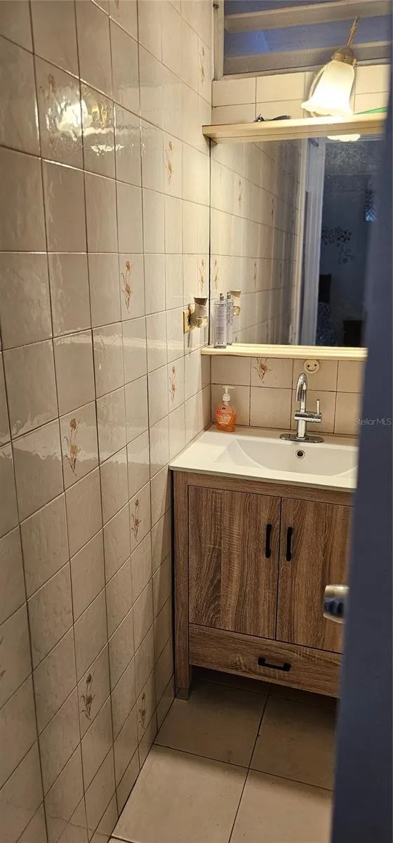 Hall bathroom 2