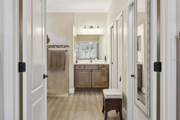 En-suite bathroom with 2 walk in closets.