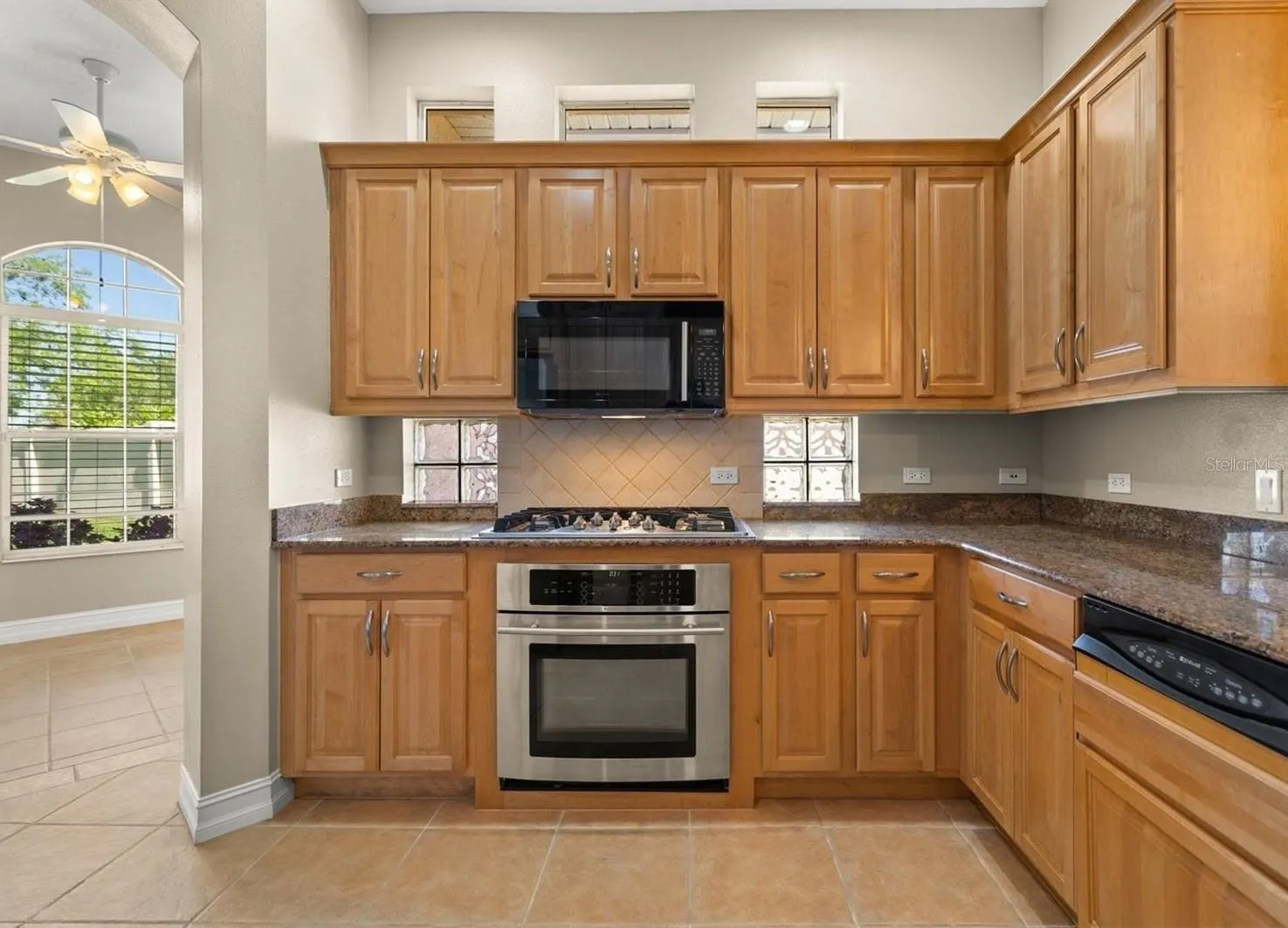gas stove &amp; plenty of cabinets