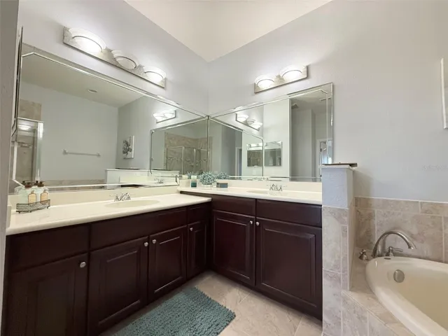 Ensuite Bathroom: Double Vanity And Sinks