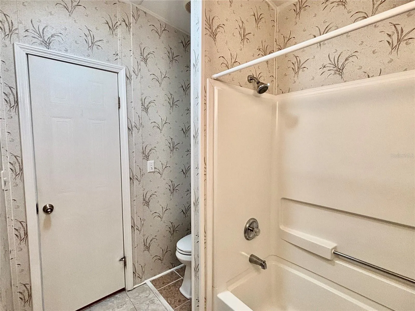 Guest Bathroom with tub