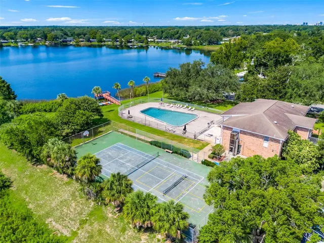 Recreation complex iincluding Clubhouse, Tennis/Pickelball court, pool, dock and Lake Giles