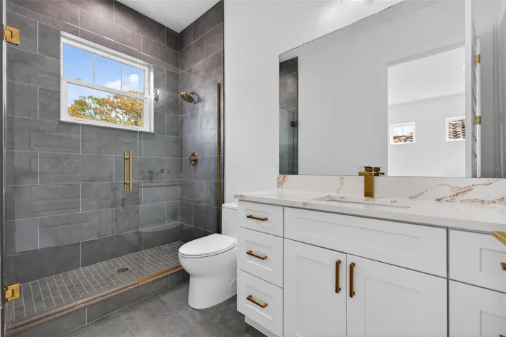 En-suite off upper bedroom 2