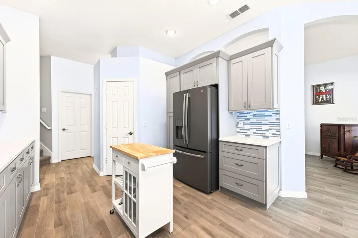 The FULLY REMODELED KITCHEN (2022) is a standout feature, showcasing QUARTZ COUNTERTOPS, a stylish backsplash, NEW STAINLESS STEEL APPLIANCES (2020), a breakfast bar, closet pantry, and a bright breakfast nook.
