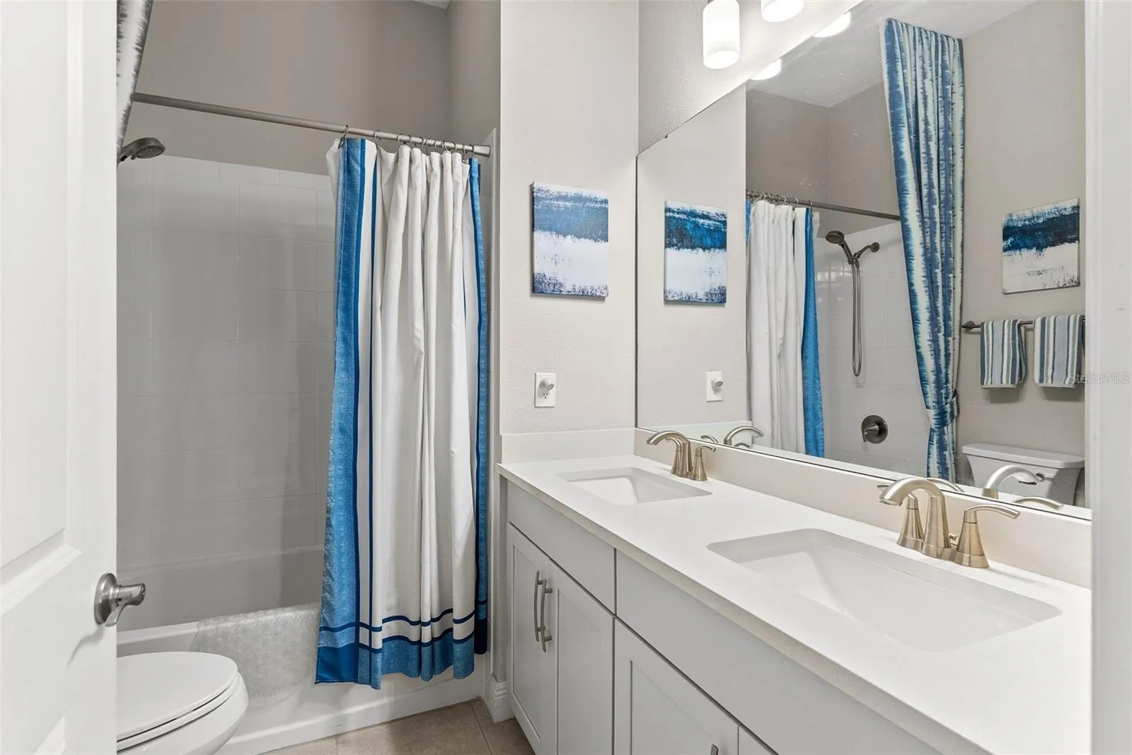 Full Bathroom Off Of Bedrooms