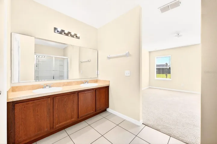 Primary en-suite bath.