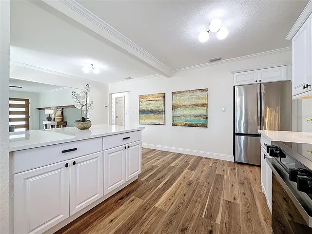 Kitchen / Breakfast Bar