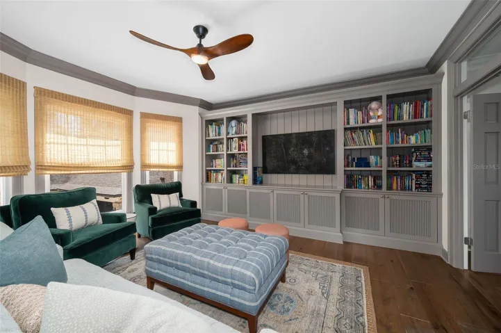 Flex room w/Built-ins