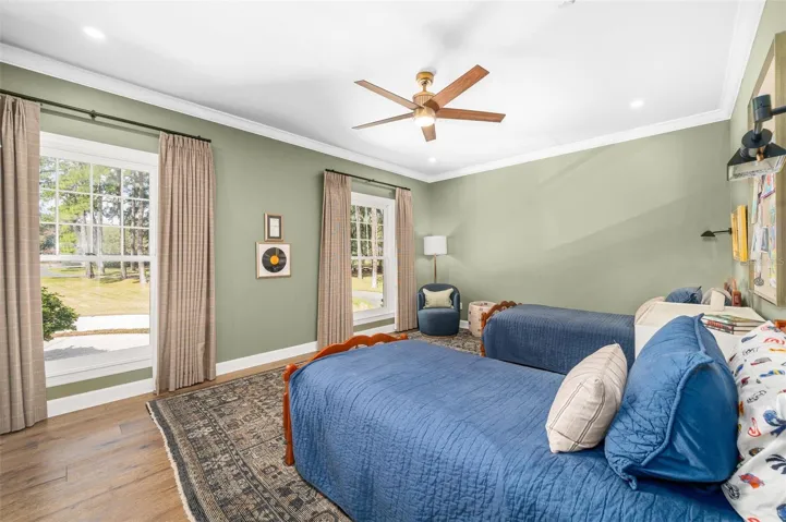 Guest Bedroom (2nd floor)