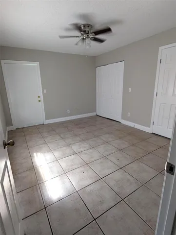 Master bedroom 1 pic 1