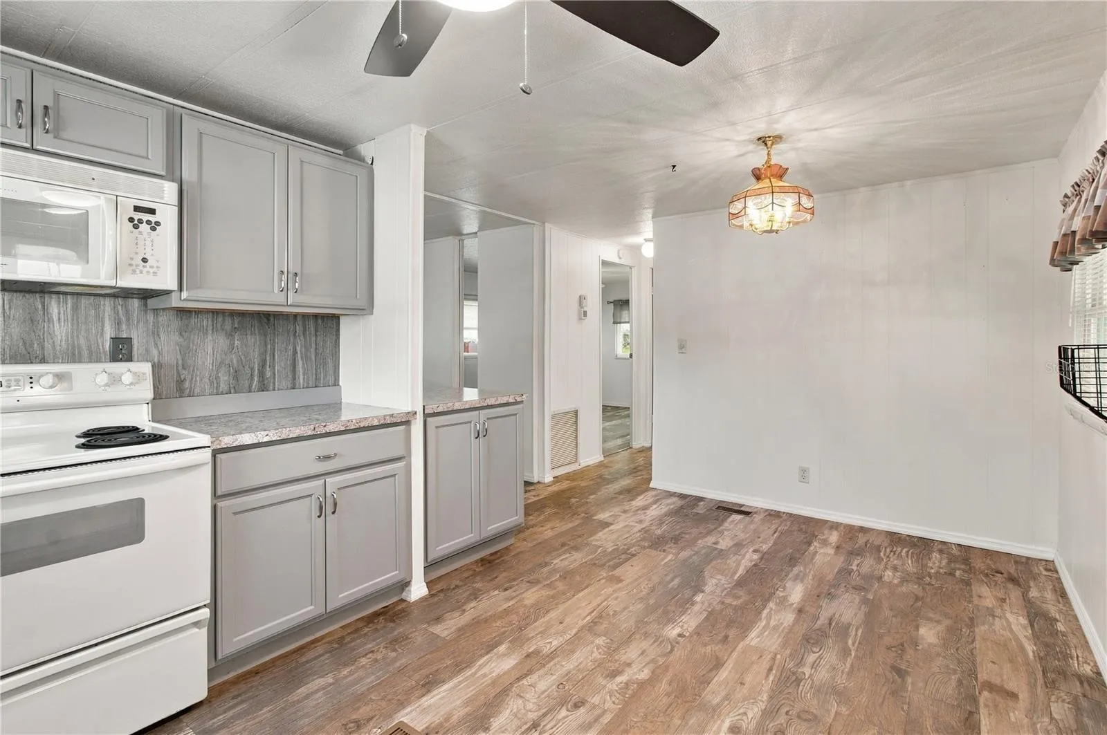 Kitchen, end cabinet is moveable