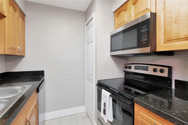 Kitchen w/ New Cabinets, Granite Counters, and New Appliances