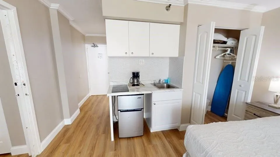 *#606 - Mini fridge and Kitchenette