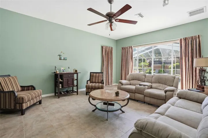 Grand Entrance! High Ceilings!